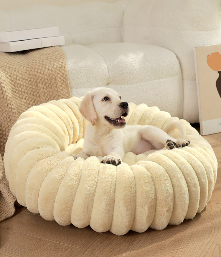Panier moelleux anti-stress en fausse fourrure pour chien et chat, forme donut confortable et apaisante, coloris doux et élégant.