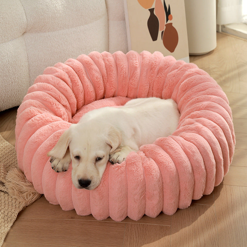 Panier moelleux anti-stress en fausse fourrure pour chien et chat, forme donut confortable et apaisante, coloris doux et élégant.