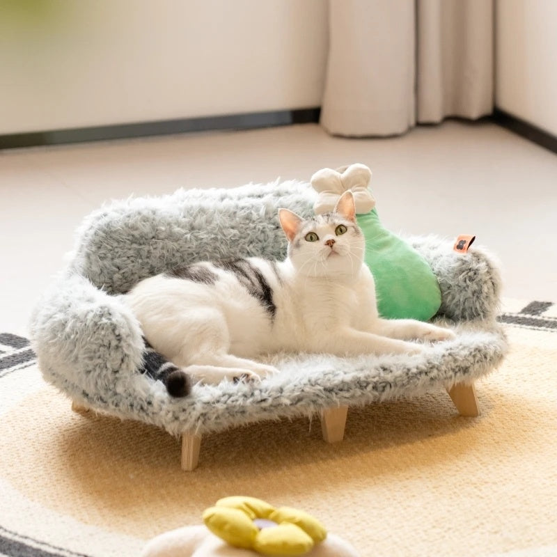 Chat confortablement installé sur un lit CocoonPet™ en velours doux, panier pour animaux élégant et moelleux, couleur gris claire élégant