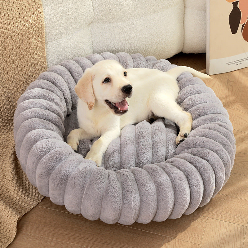 Panier moelleux anti-stress en fausse fourrure pour chien et chat, forme donut confortable et apaisante, coloris doux et élégant.