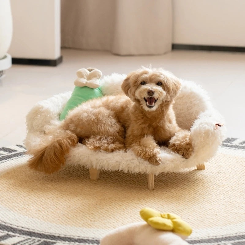 Chien confortablement installé sur un lit CocoonPet™ en velours doux, panier pour animaux élégant et moelleux, couleur blanc crème