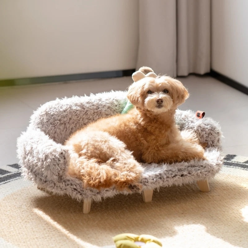 Chien confortablement installé sur un lit CocoonPet™ en velours doux, panier pour animaux élégant et moelleux, couleur brun intemporel
