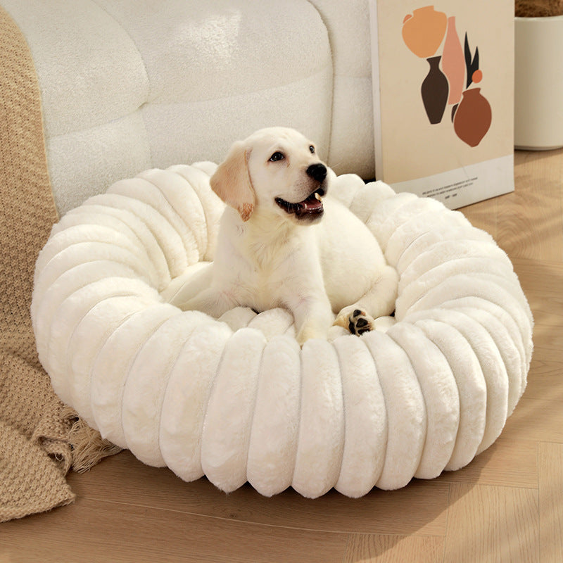 Panier moelleux anti-stress en fausse fourrure pour chien et chat, forme donut confortable et apaisante, coloris doux et élégant.