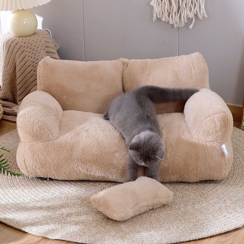 Chat jouant sur le canapé CocoonPet™ brun noisette, lit moelleux et élégant pour chats et petits chiens. Confort et design assurés.